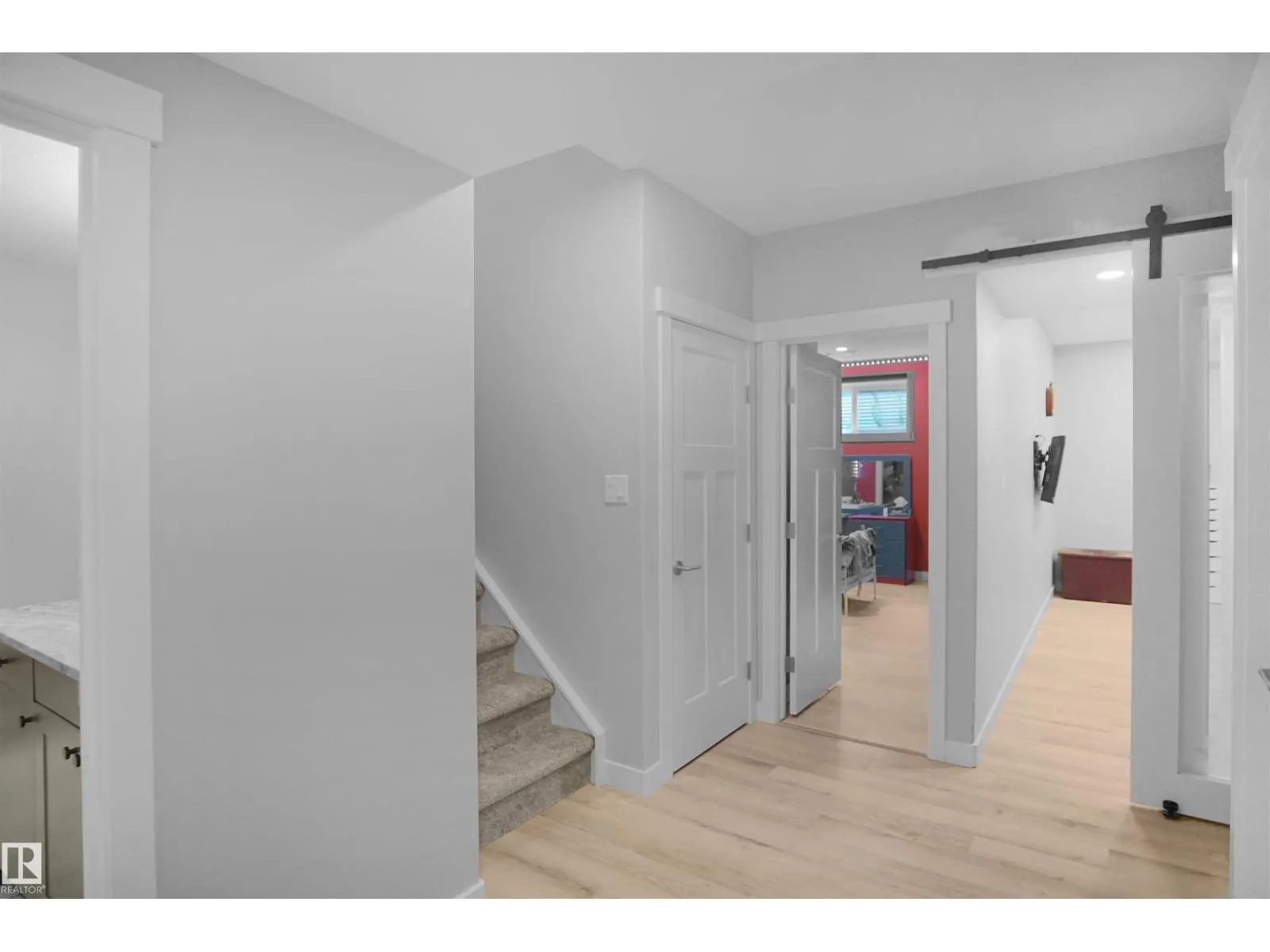 811 35 AV NW