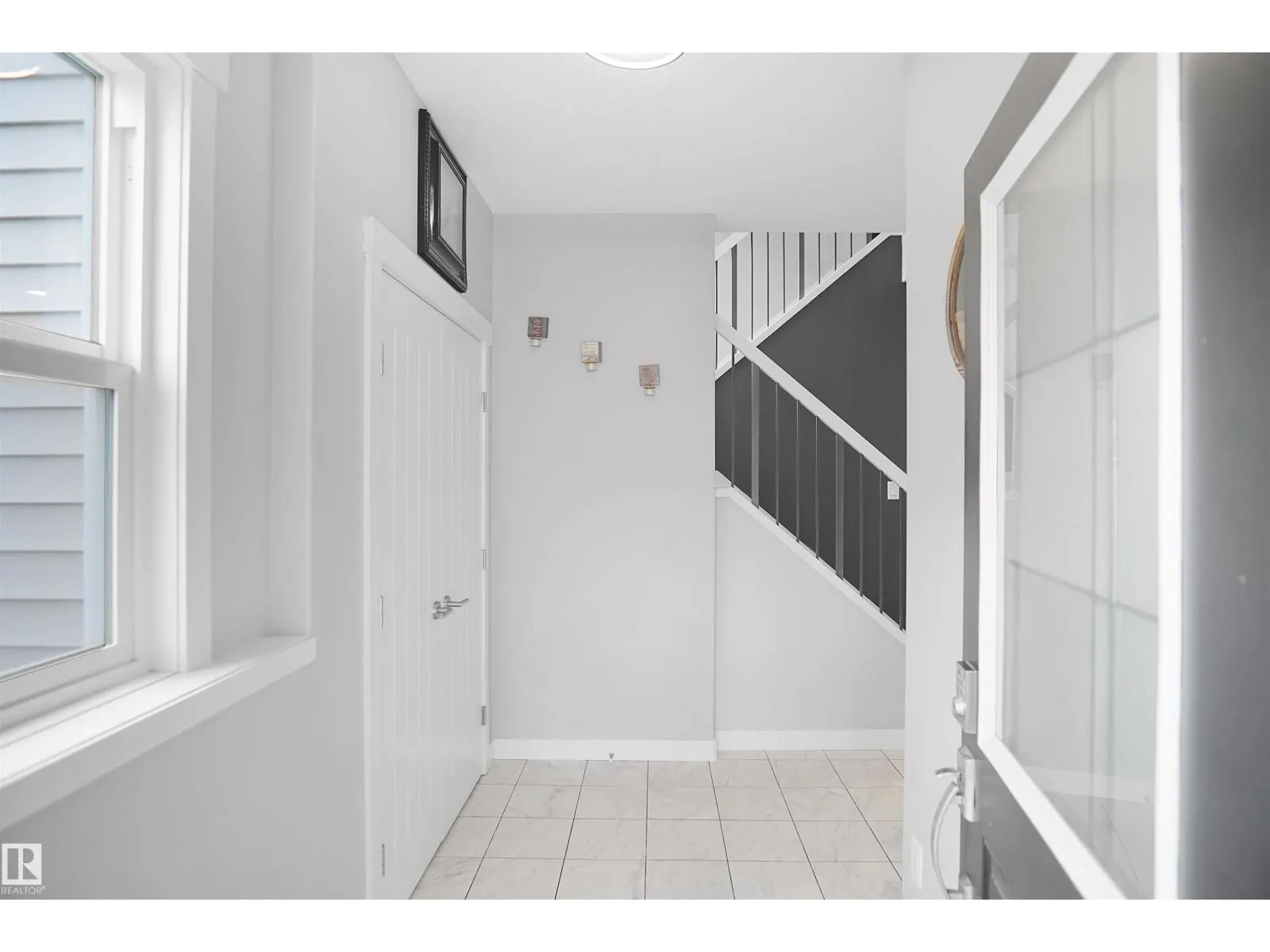 811 35 AV NW