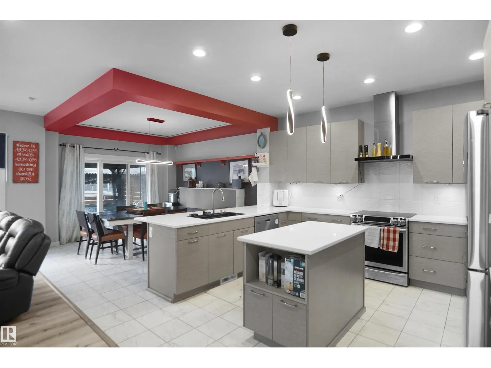 811 35 AV NW