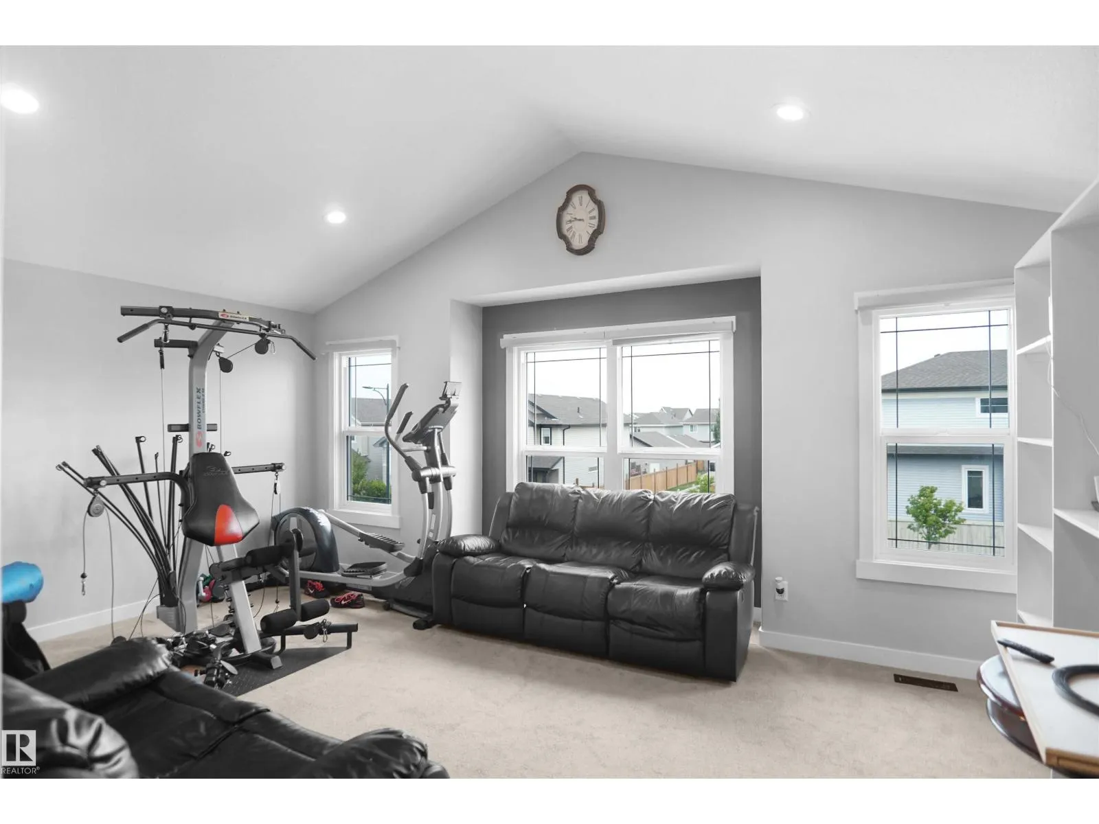 811 35 AV NW