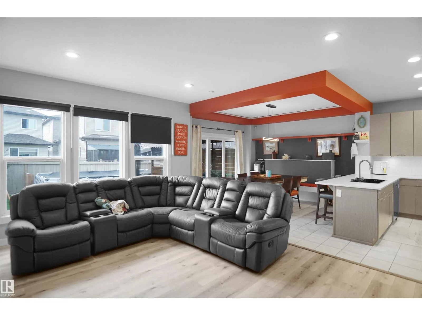 811 35 AV NW