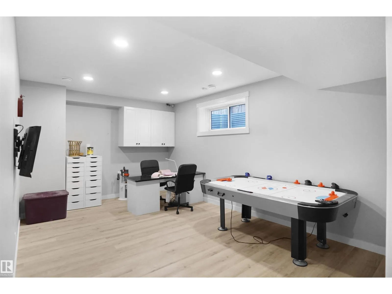 811 35 AV NW