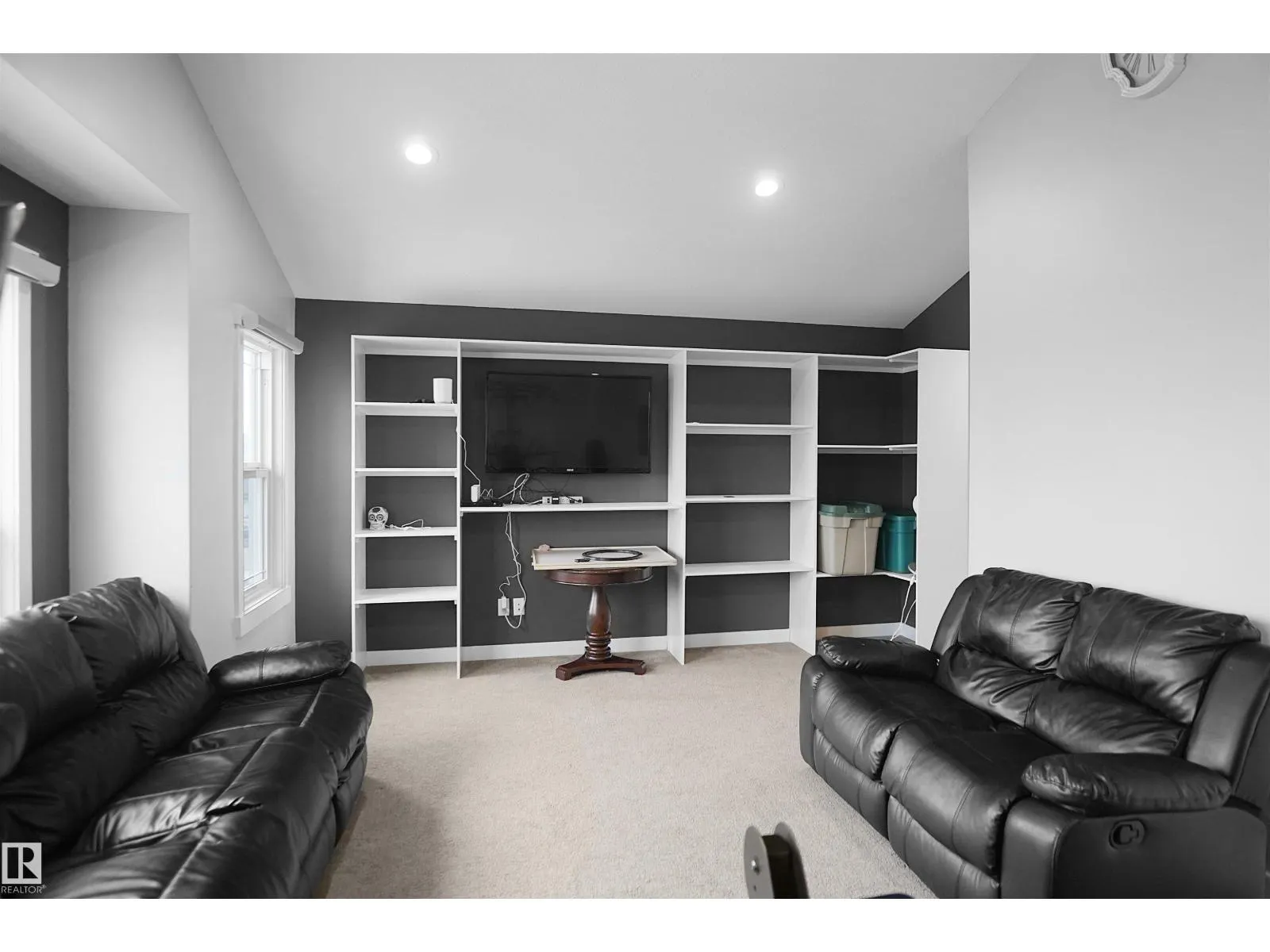 811 35 AV NW