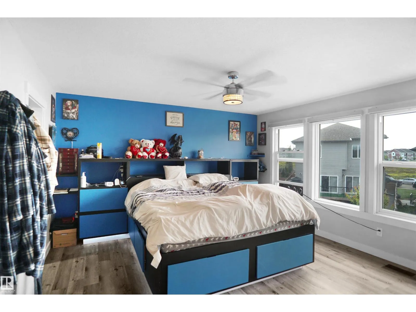 811 35 AV NW