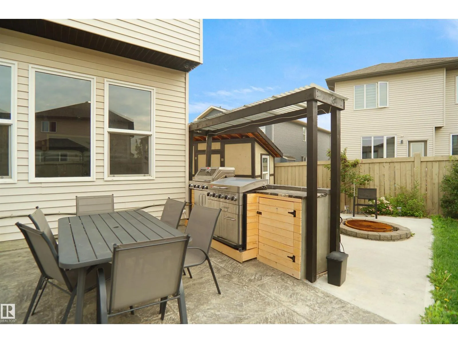 811 35 AV NW