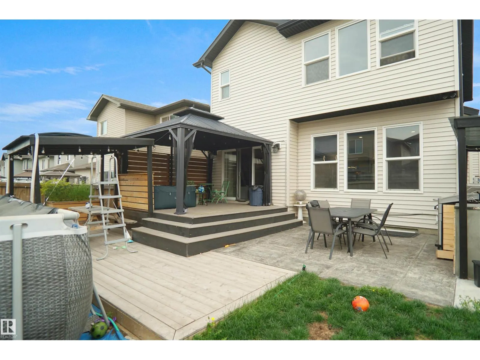 811 35 AV NW