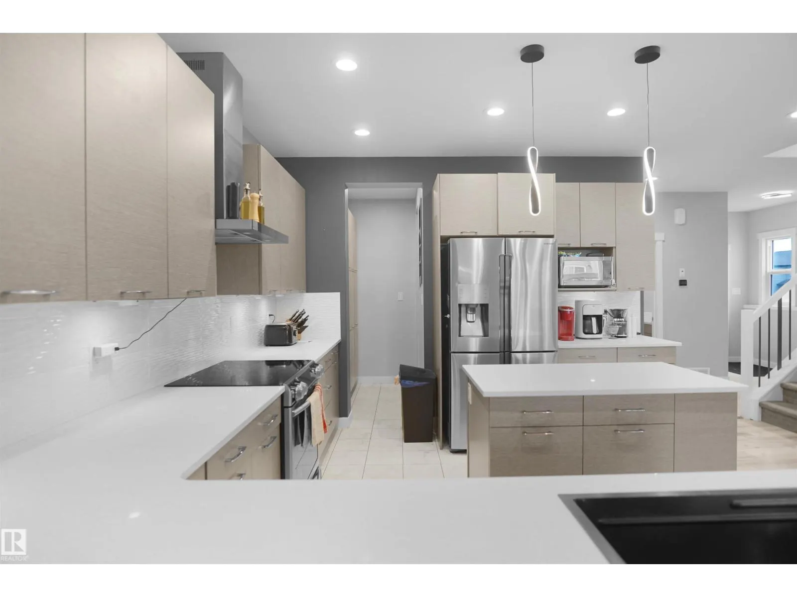 811 35 AV NW