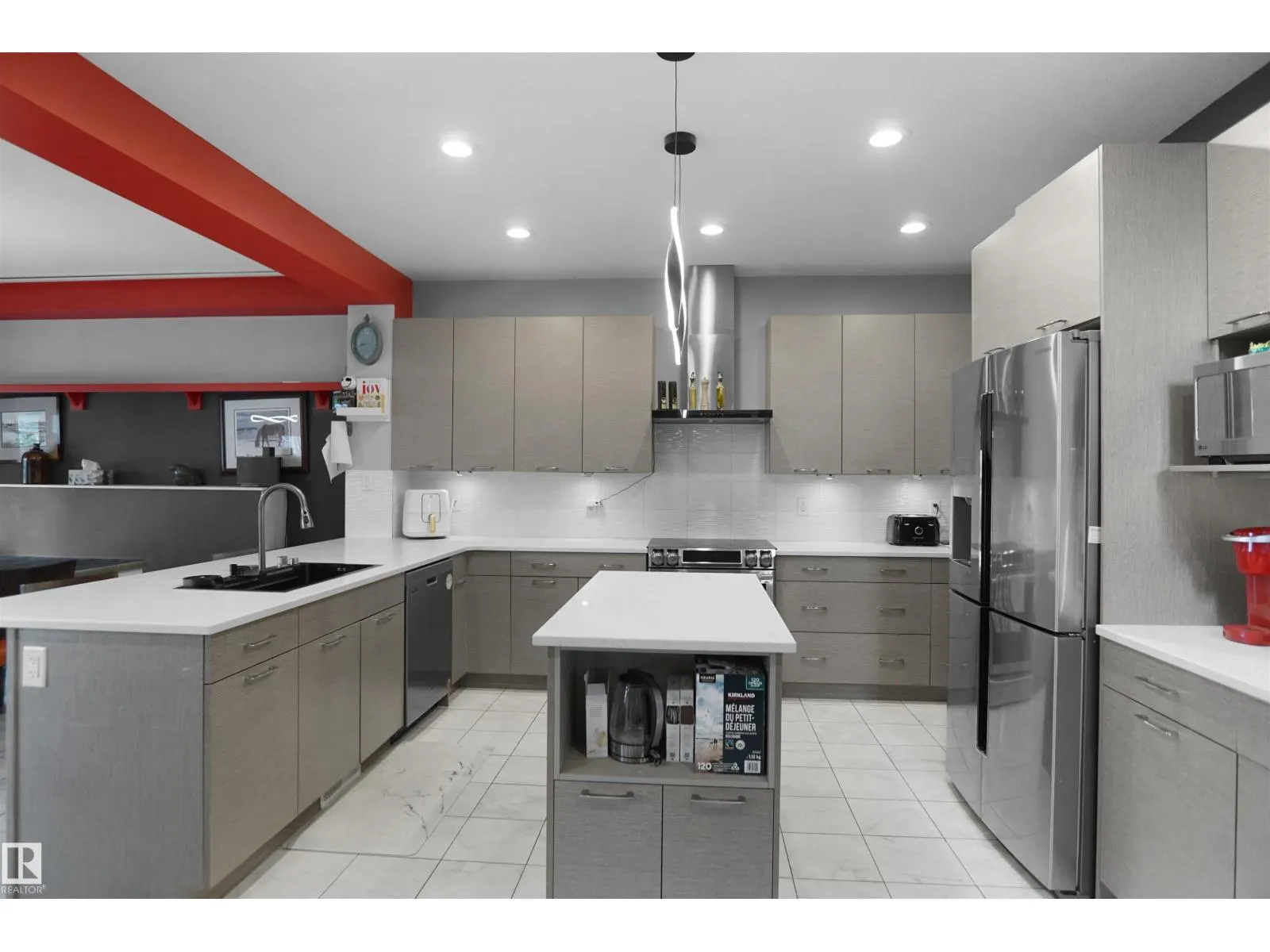 811 35 AV NW