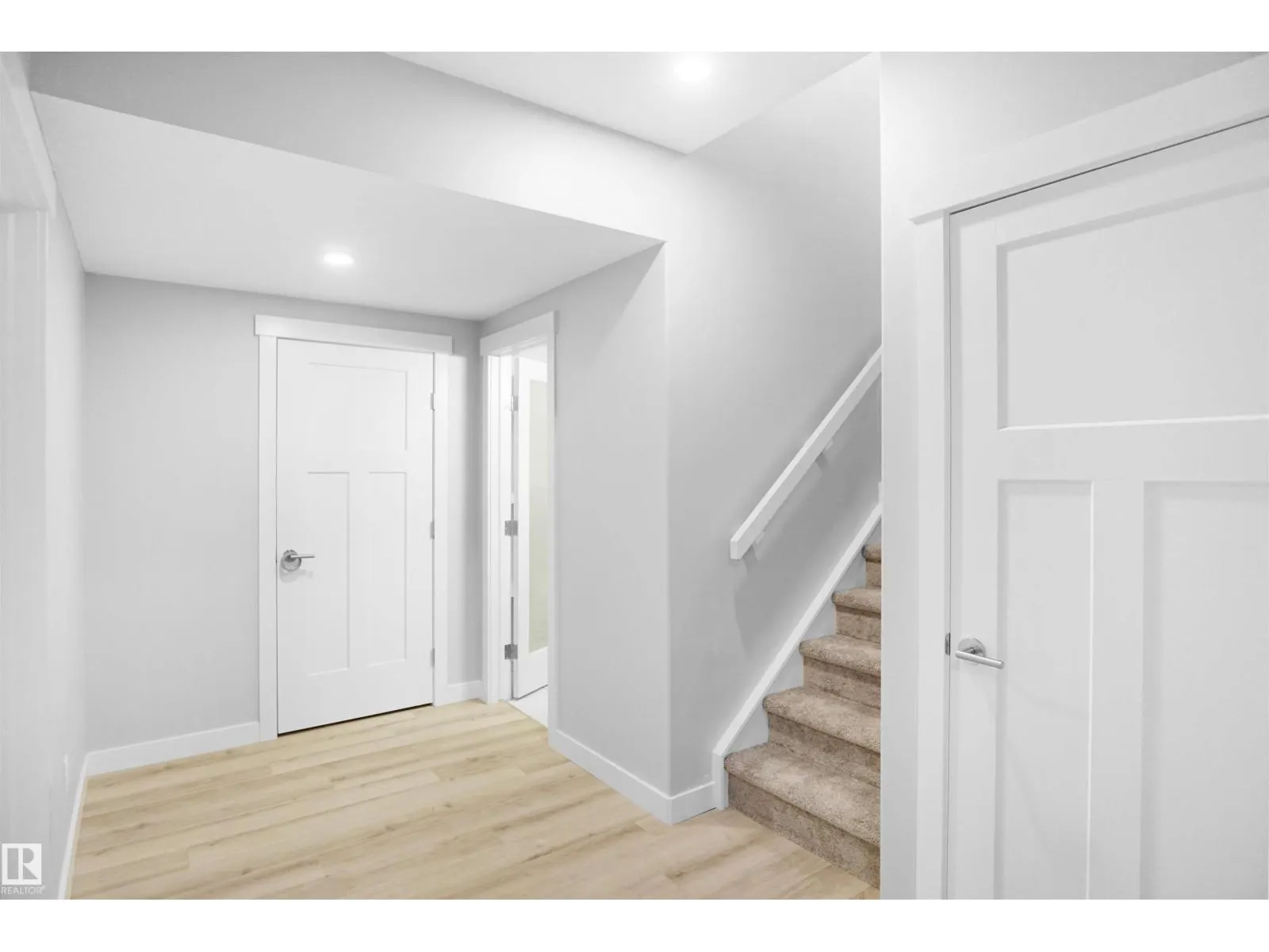 811 35 AV NW