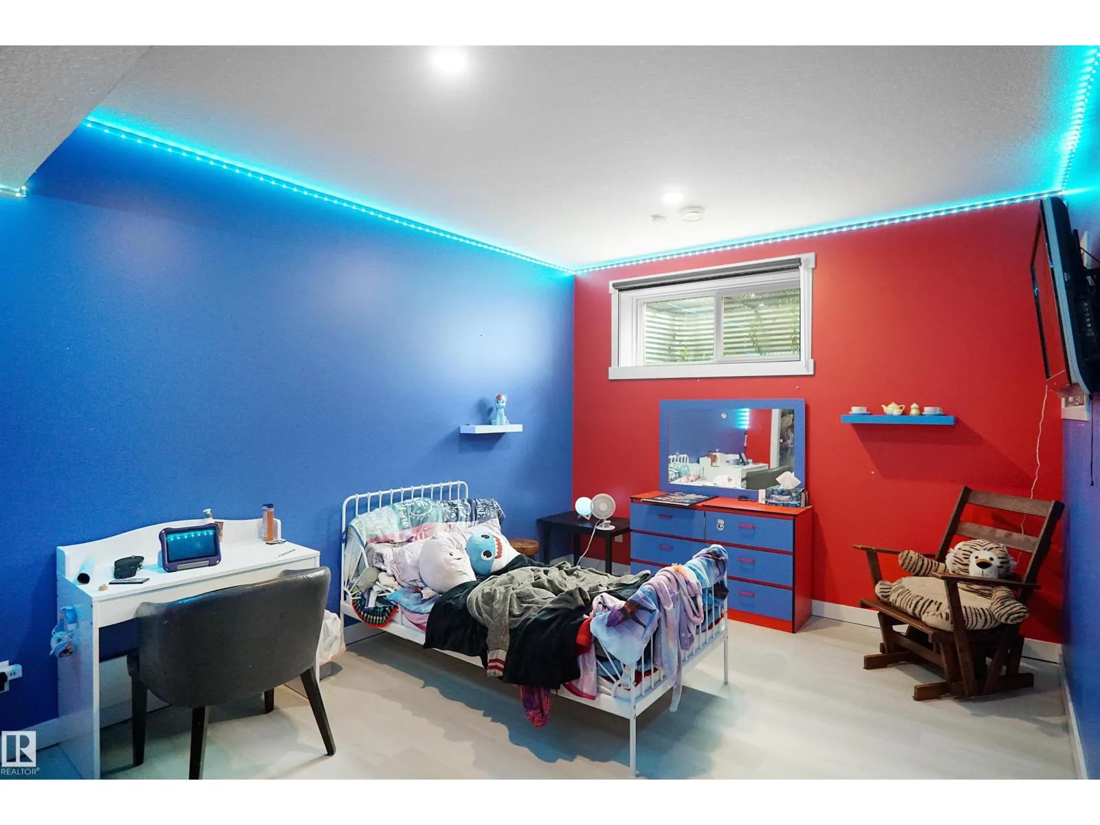 811 35 AV NW