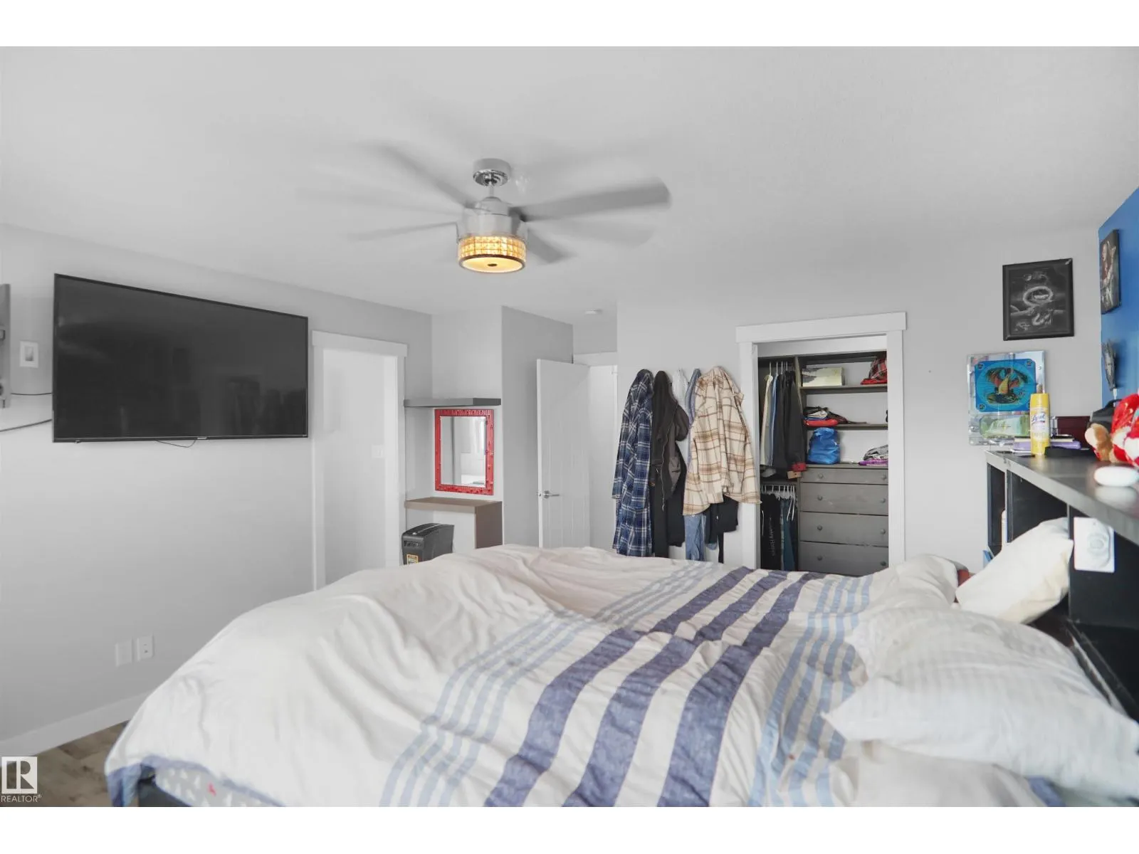 811 35 AV NW
