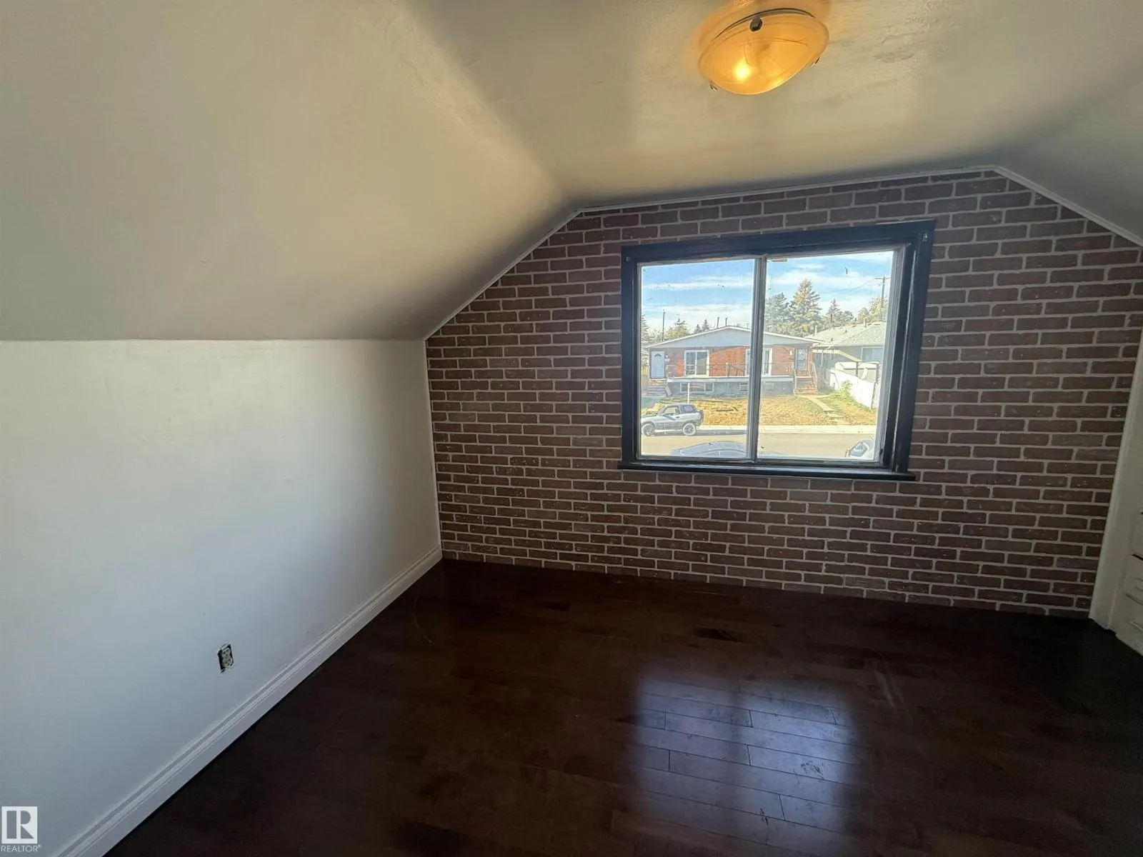 12749 85 ST NW