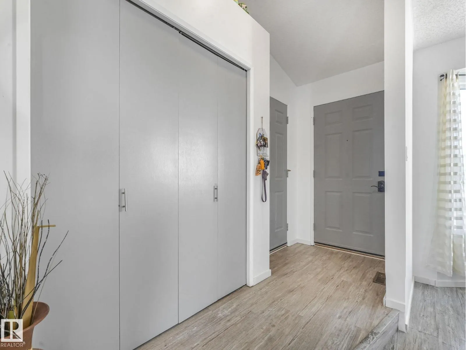 9824 164 AV NW