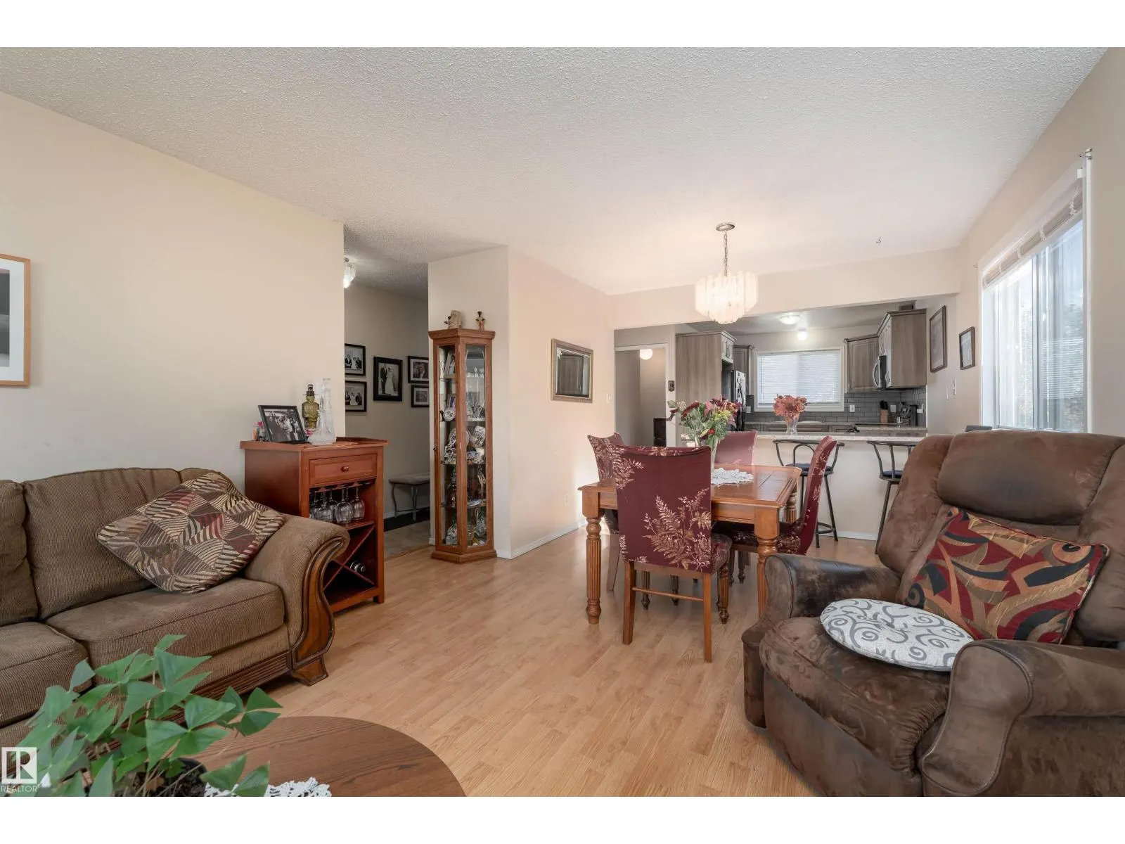 4906 31 AV NW