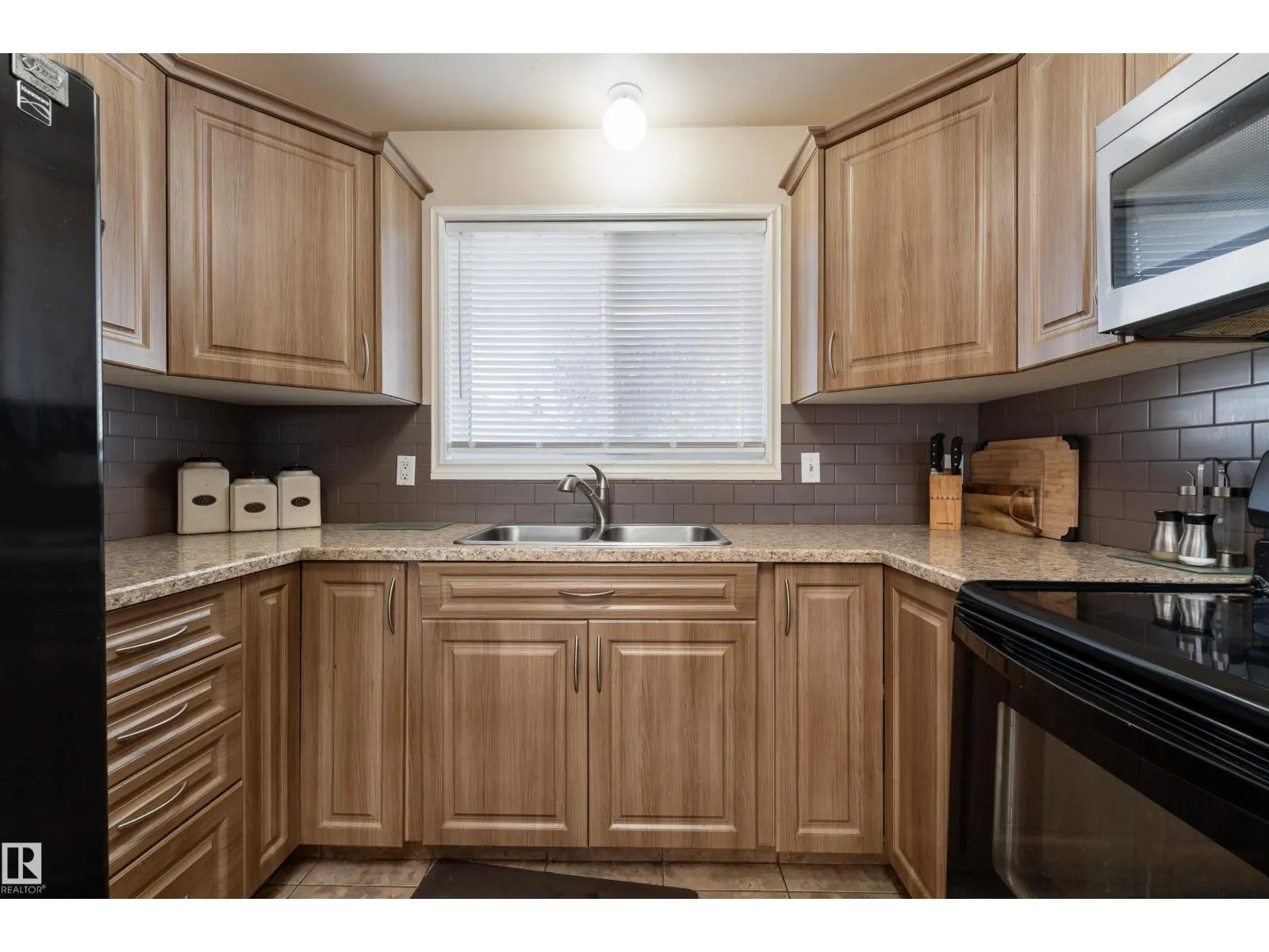 4906 31 AV NW