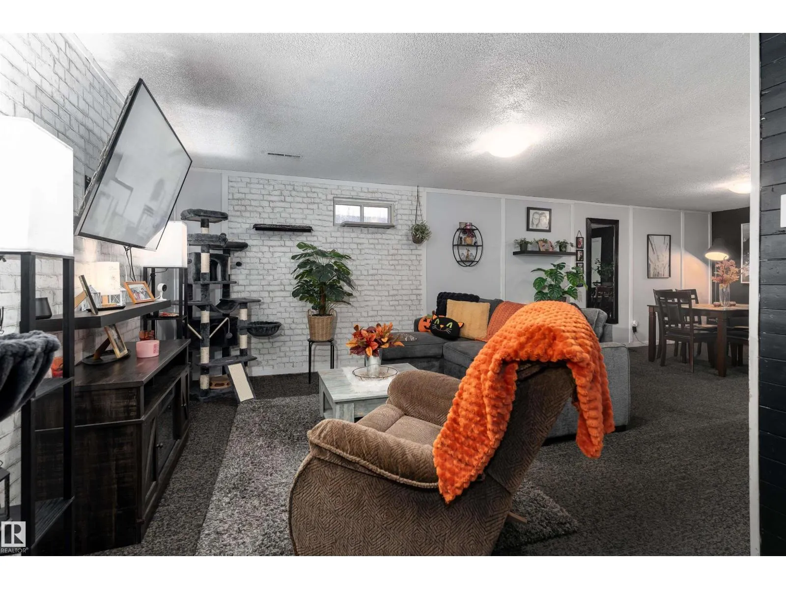 8207 169 ST NW