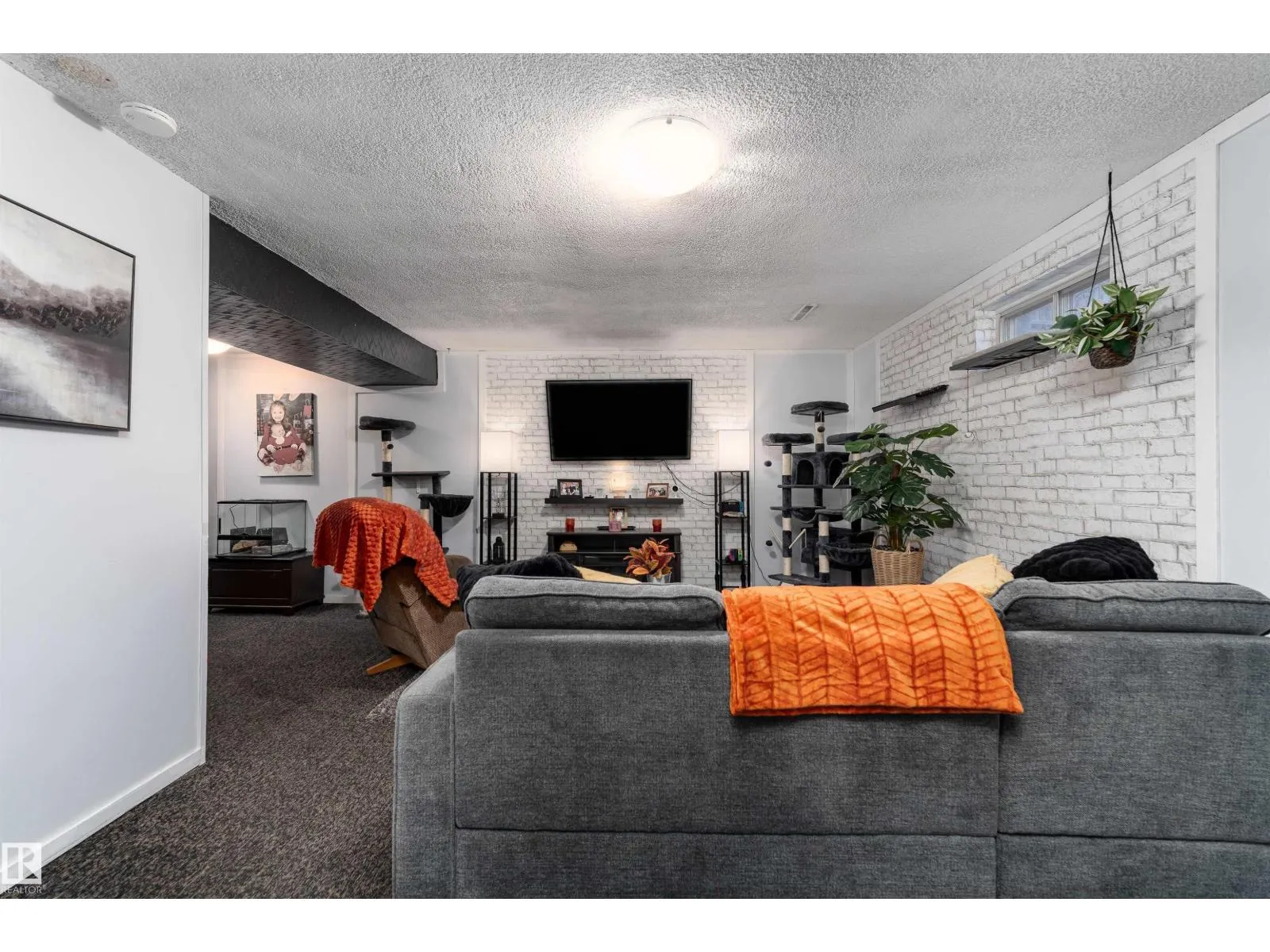 8207 169 ST NW