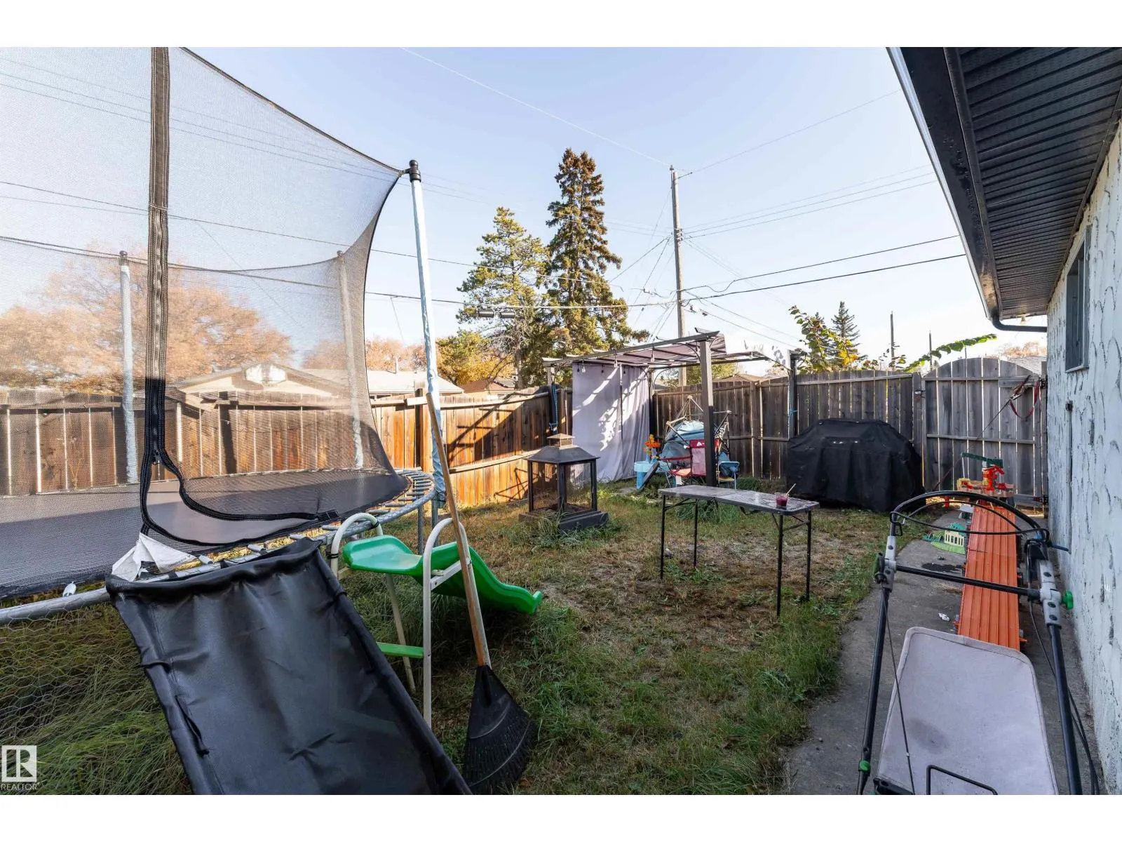 8207 169 ST NW
