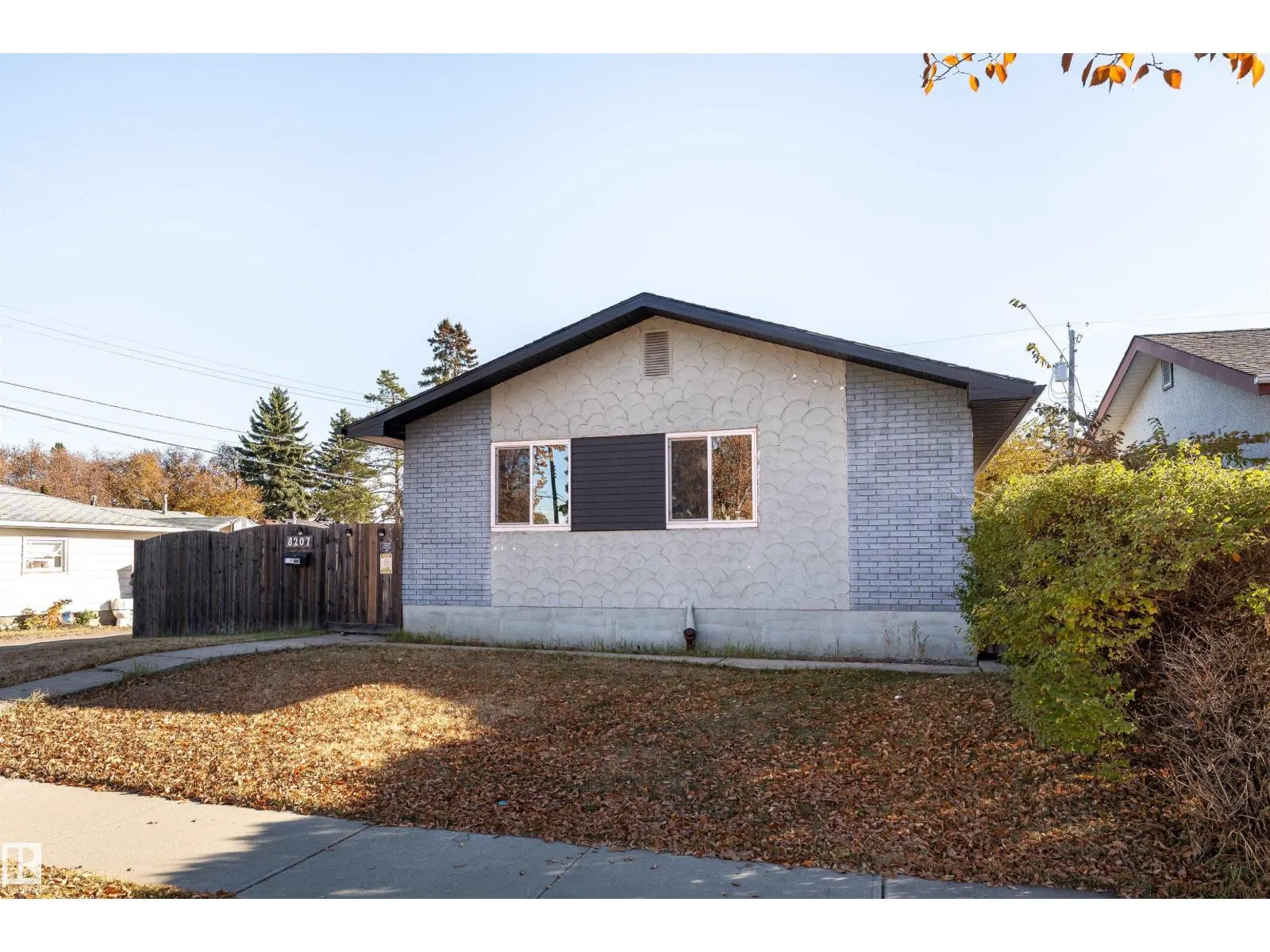 8207 169 ST NW