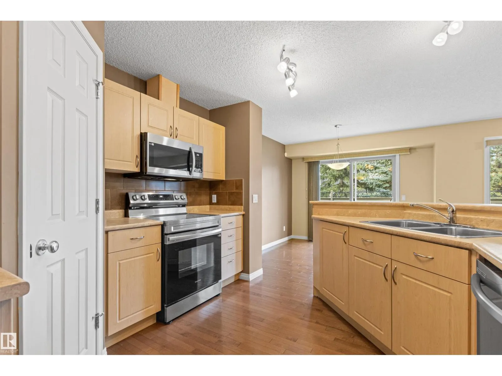 #63 1128 156 ST NW