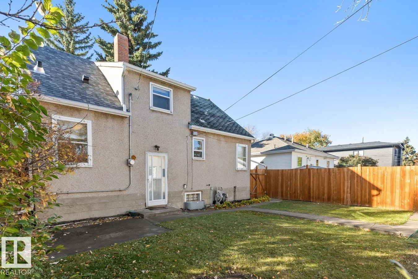 8671 76 ST NW