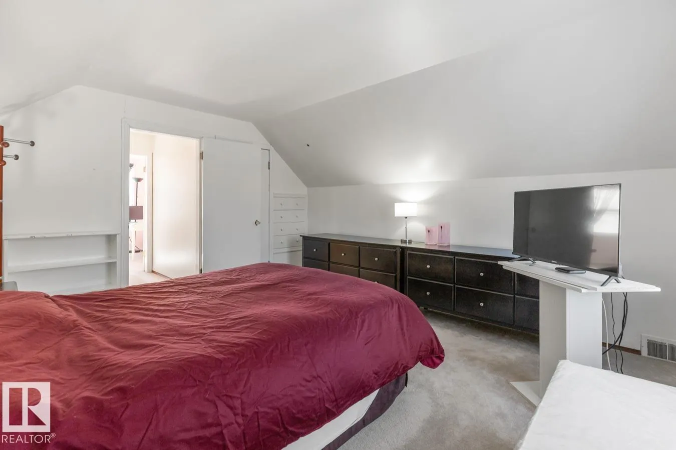 8671 76 ST NW