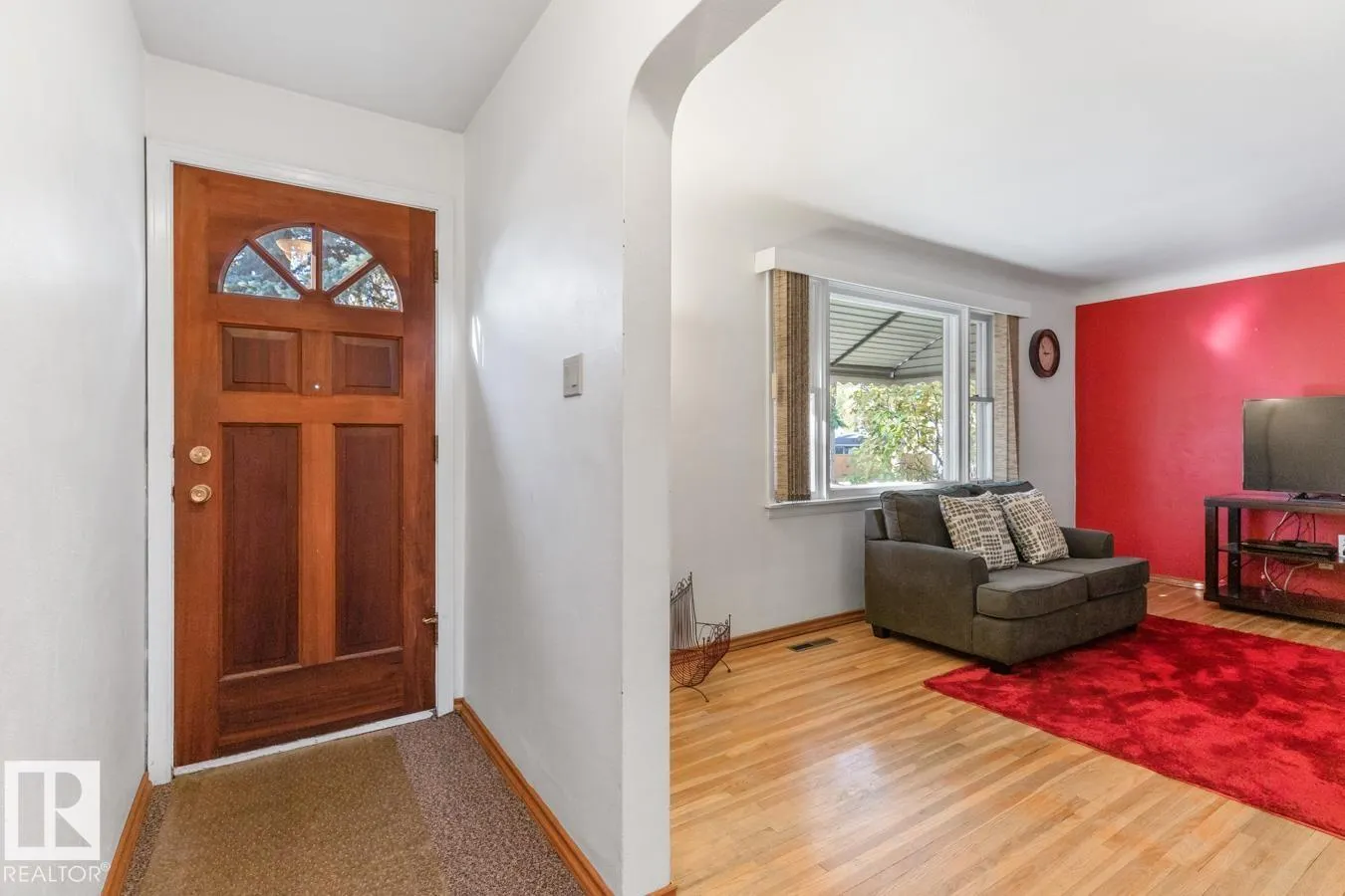 8671 76 ST NW