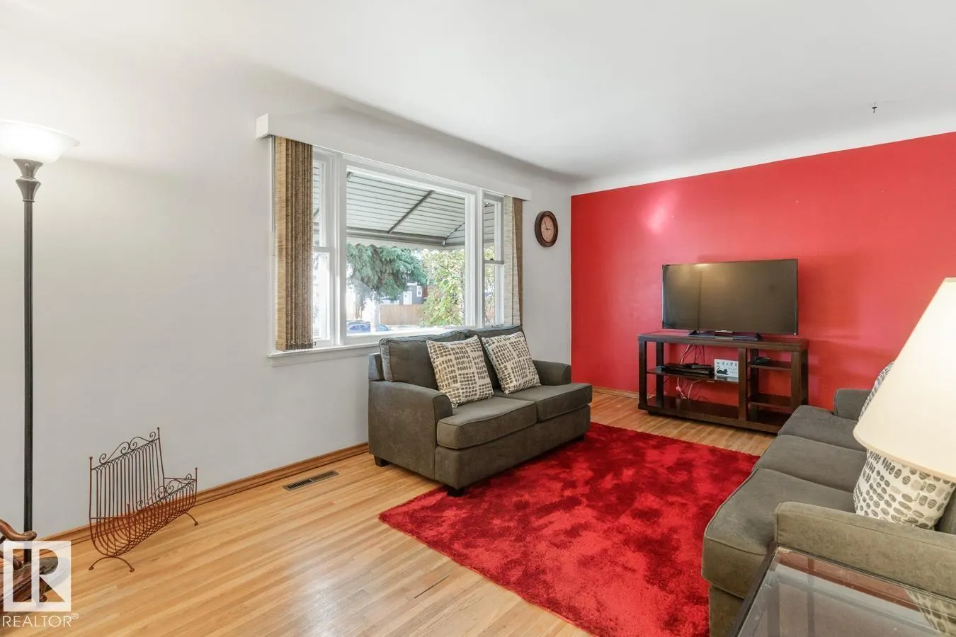 8671 76 ST NW