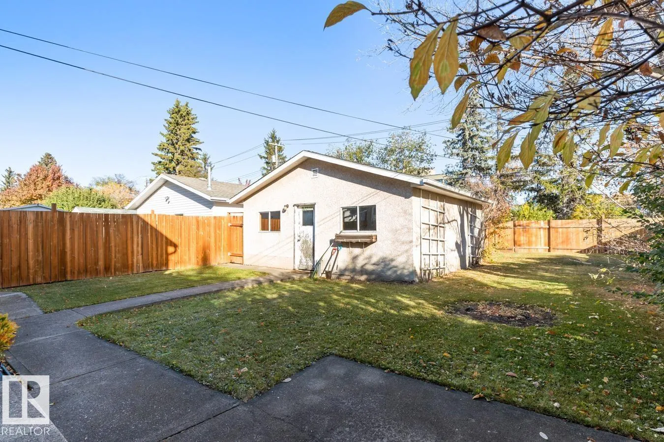 8671 76 ST NW