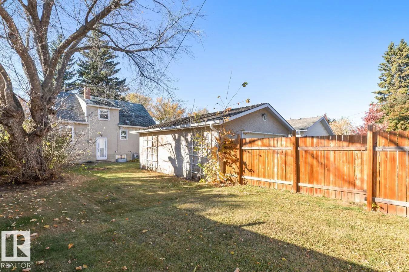 8671 76 ST NW