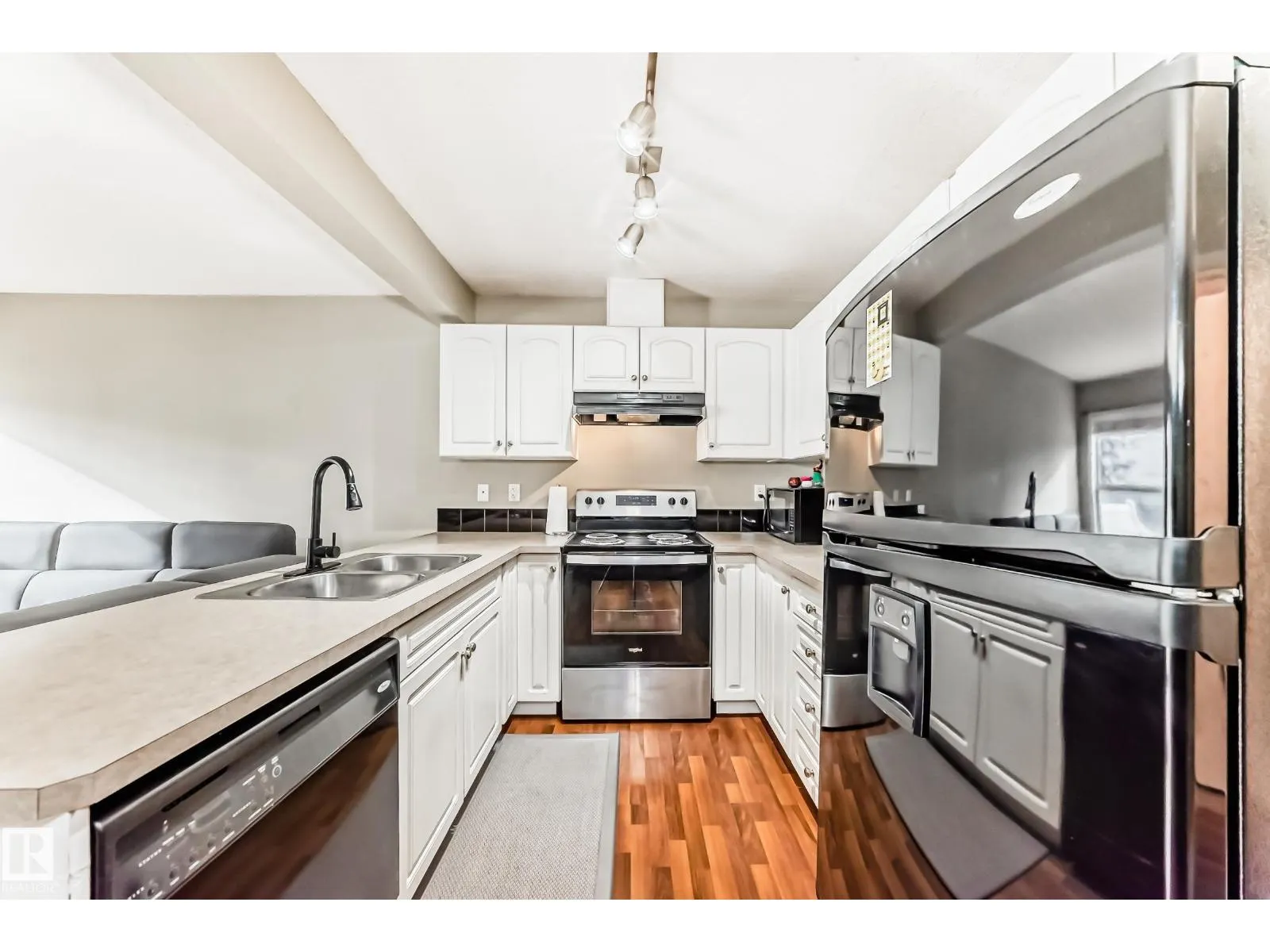 #72 230 EDWARDS DR SW