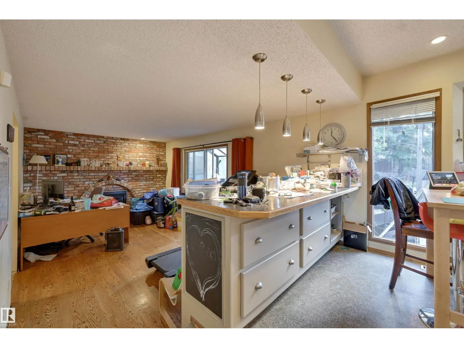 10463 21 AV NW NW