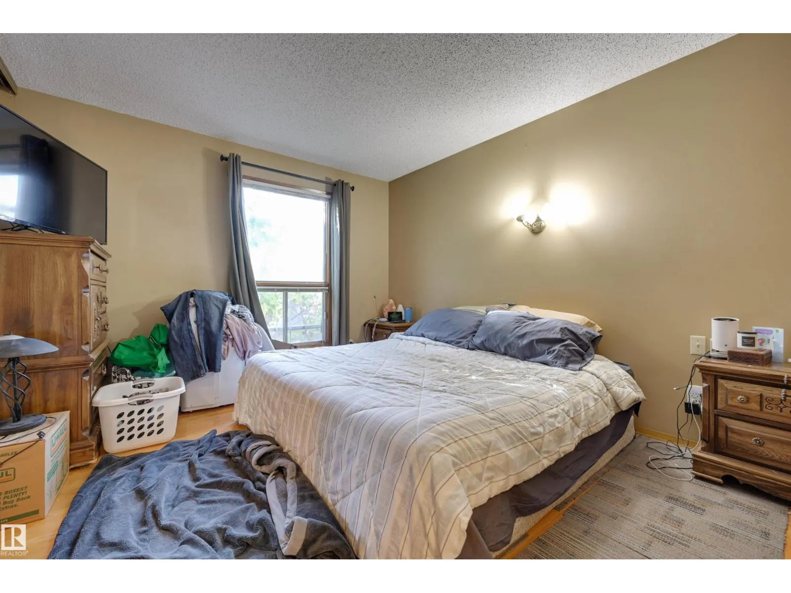 10463 21 AV NW NW