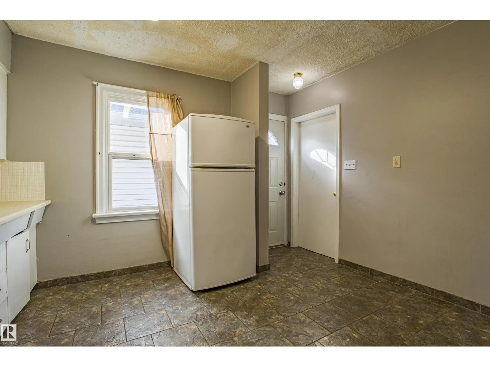 12716 12718 94 ST NW