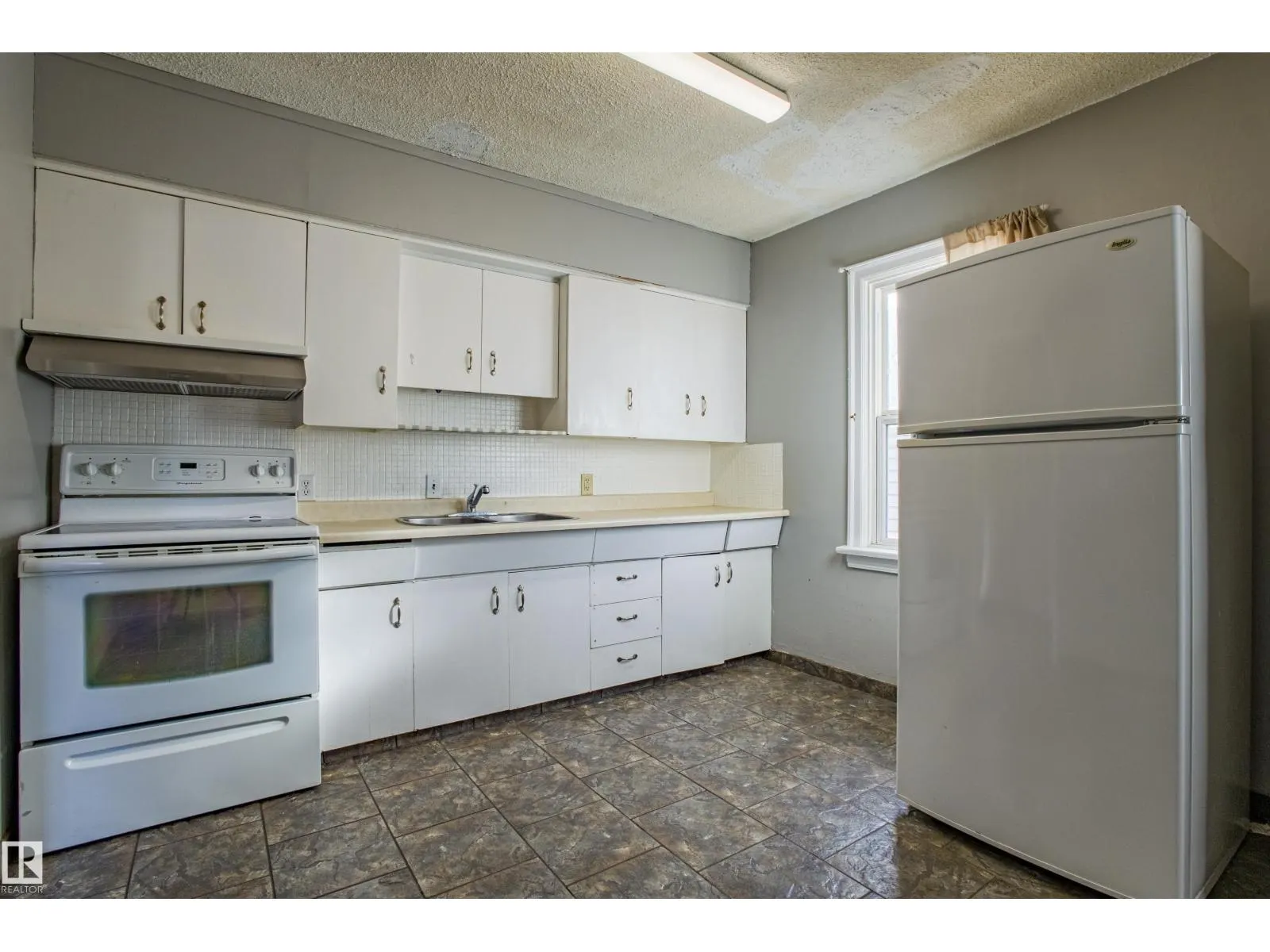 12716 12718 94 ST NW