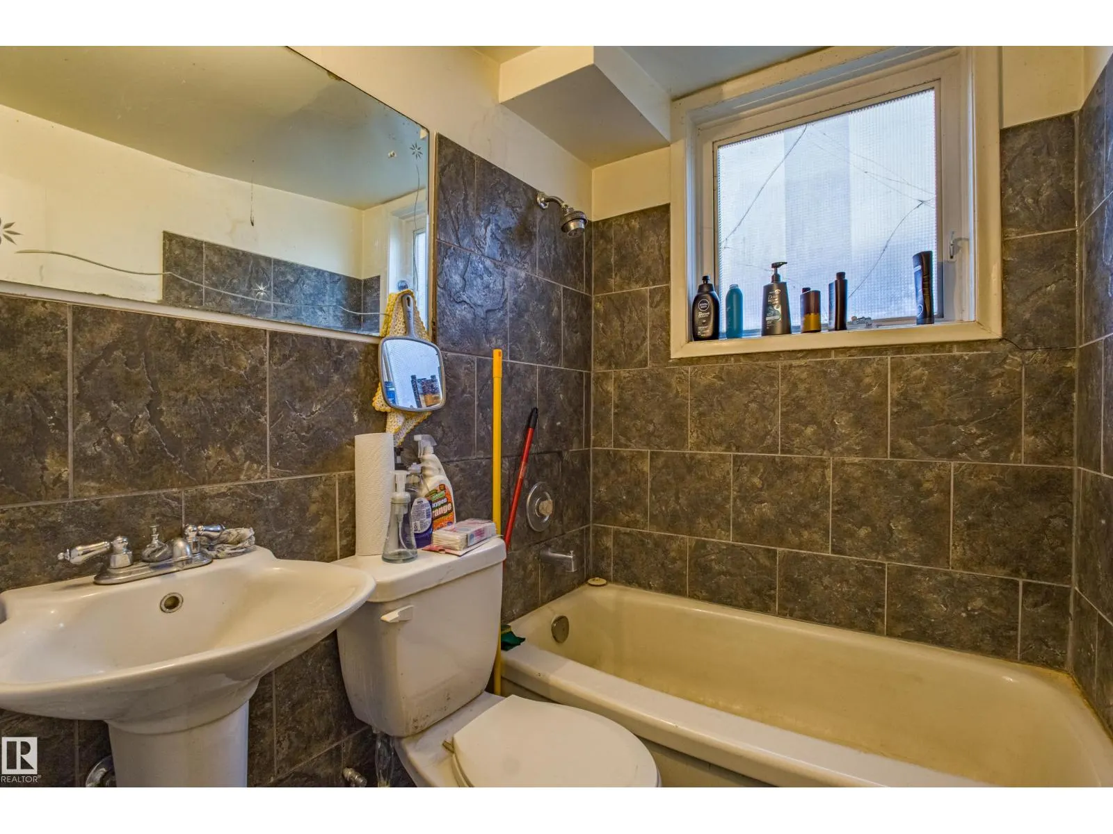 12716 12718 94 ST NW