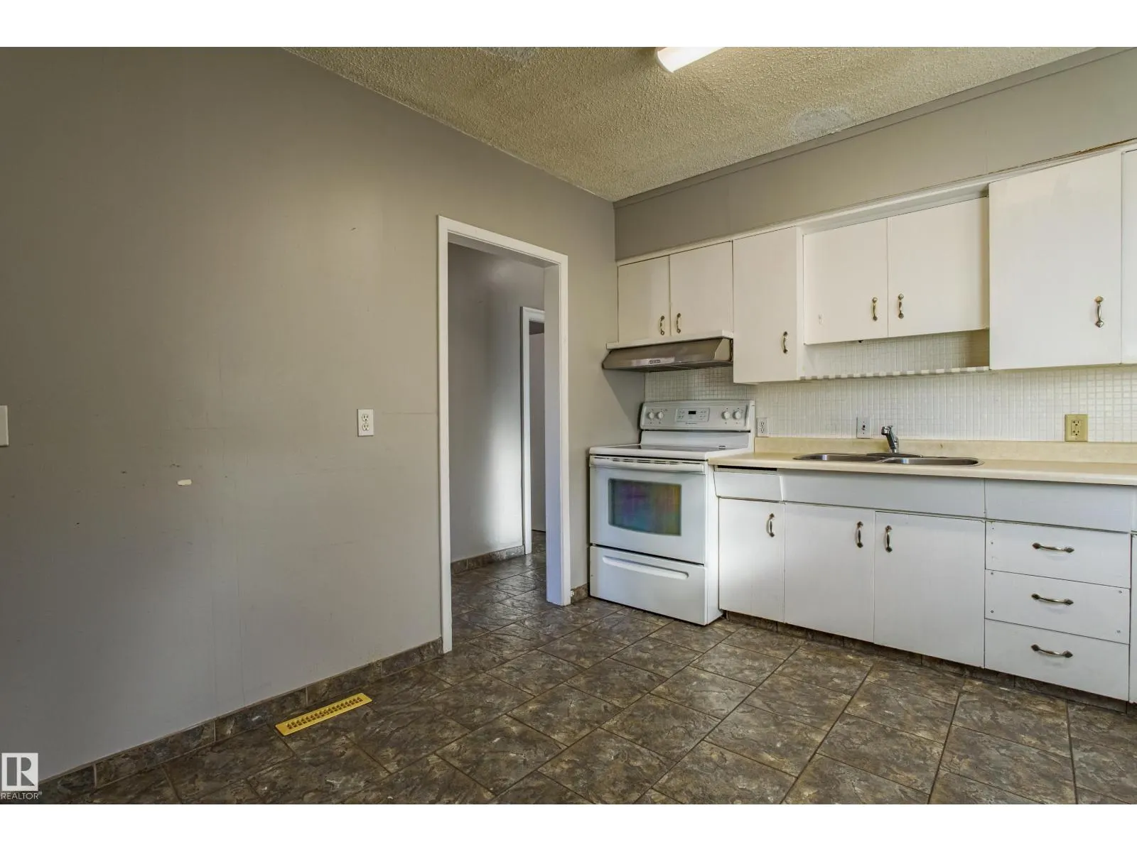 12716 12718 94 ST NW