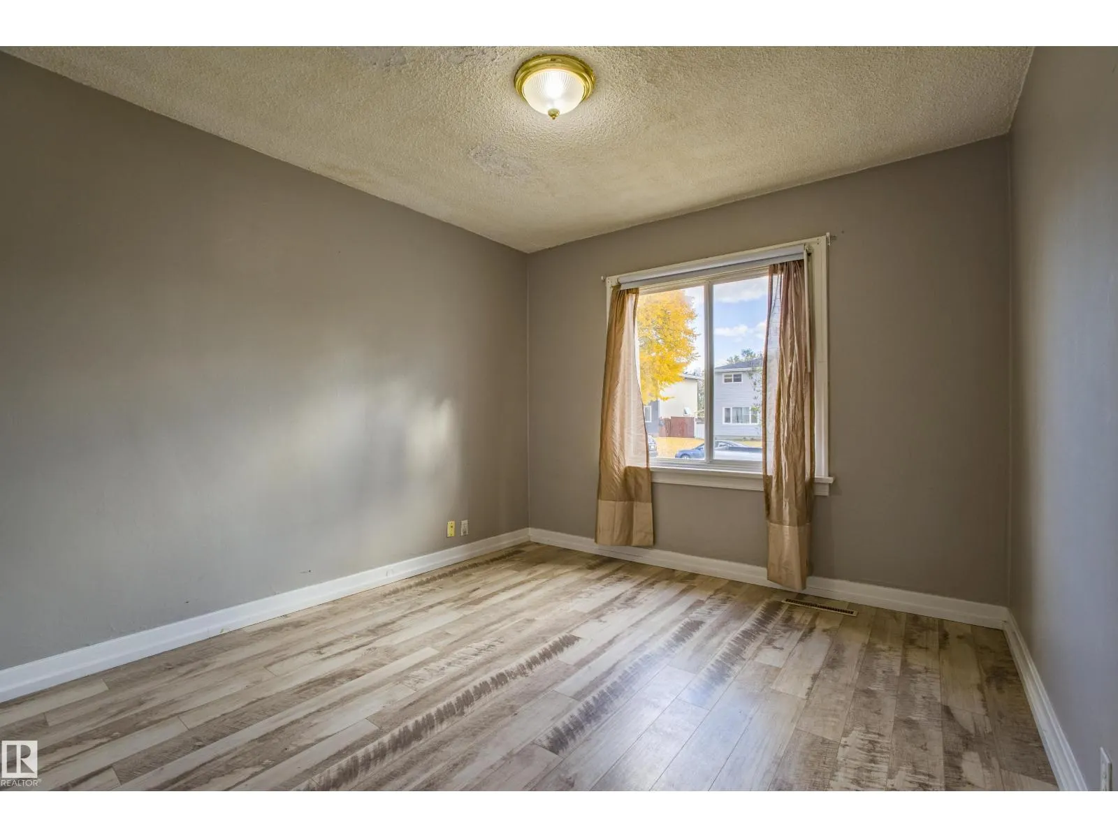 12716 12718 94 ST NW