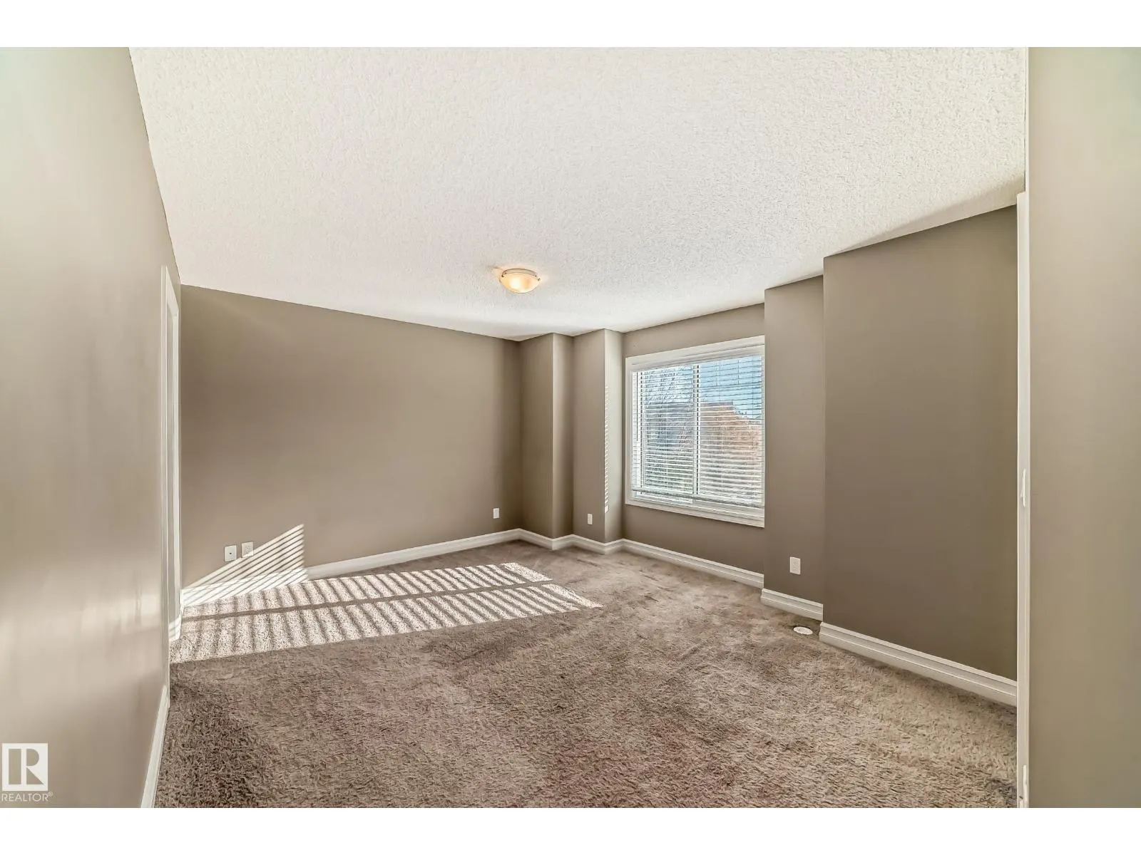 #54 3625 144 AV NW
