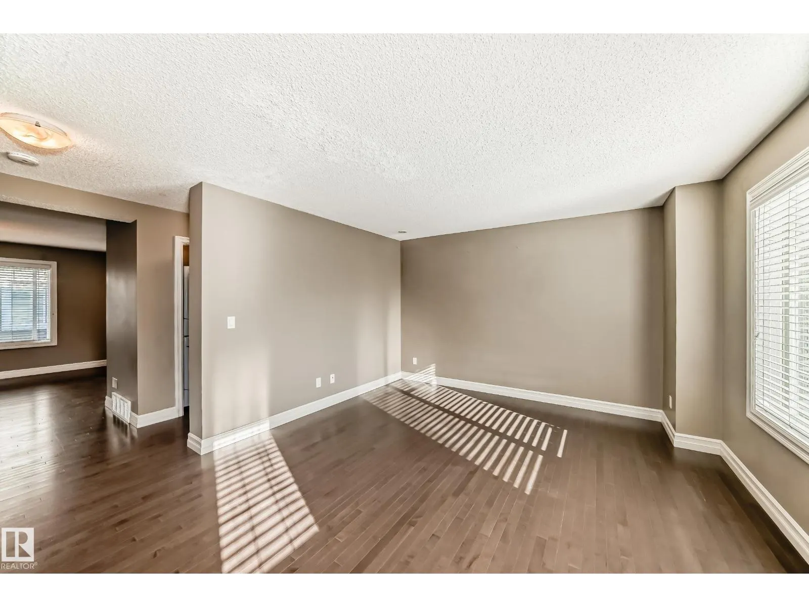 #54 3625 144 AV NW