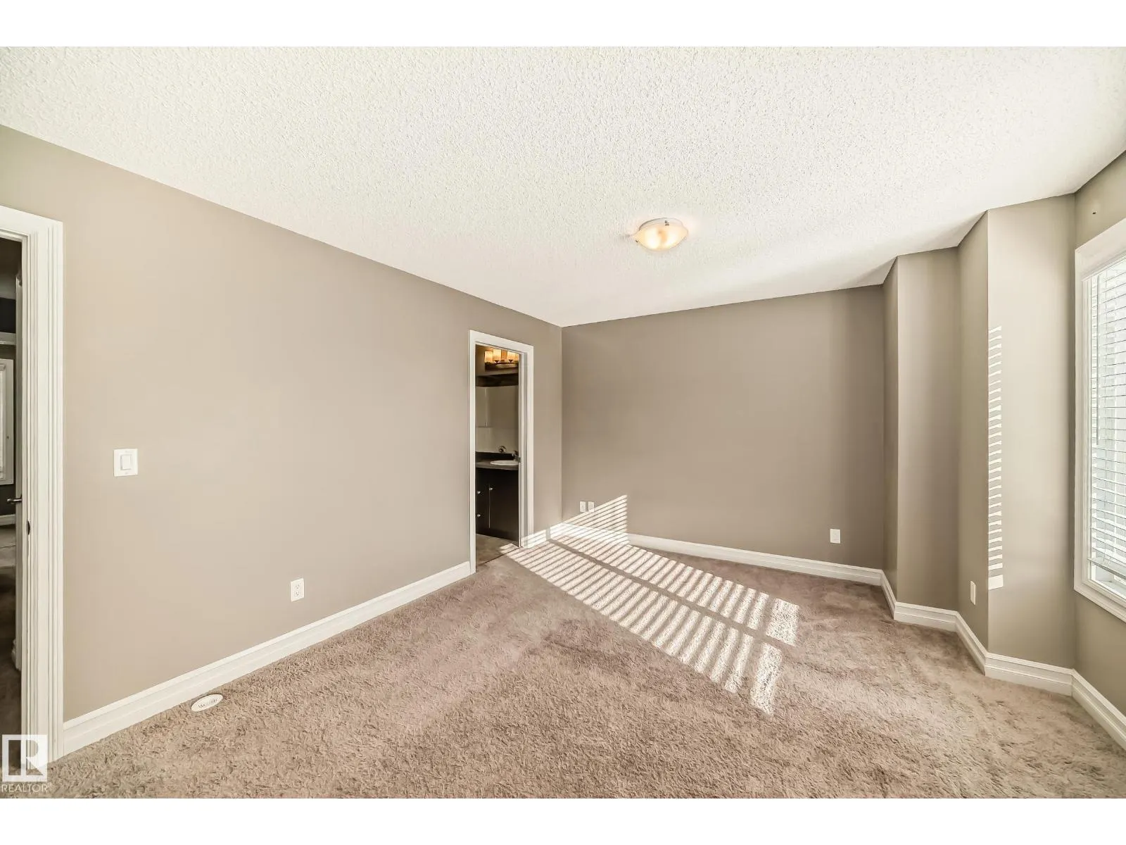 #54 3625 144 AV NW