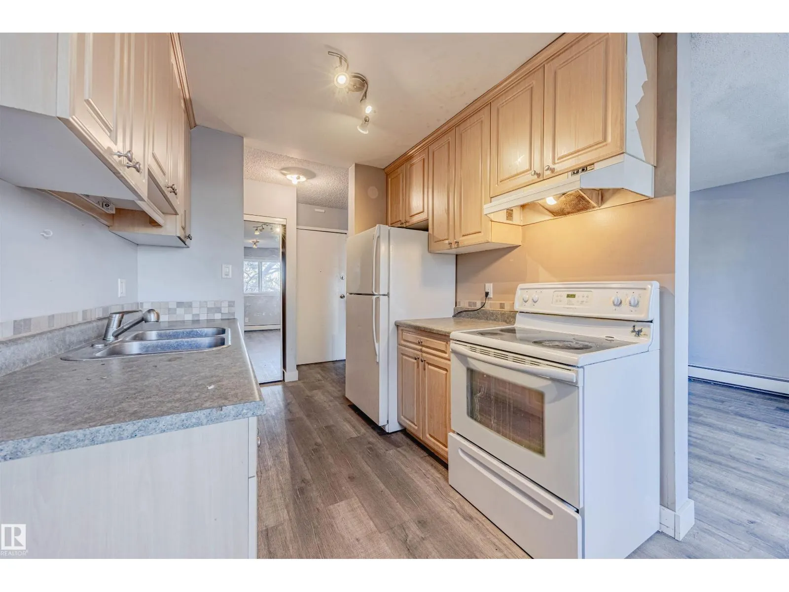 #28 11255 31 AV NW