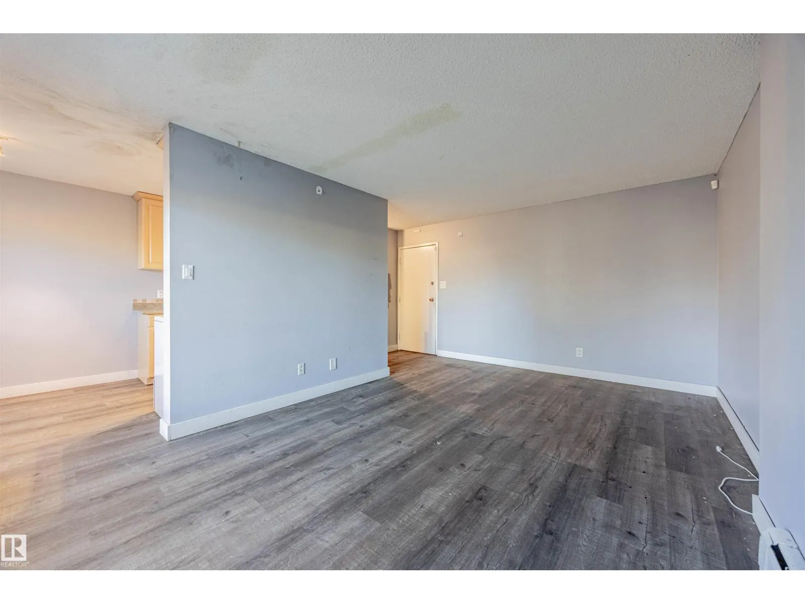 #28 11255 31 AV NW