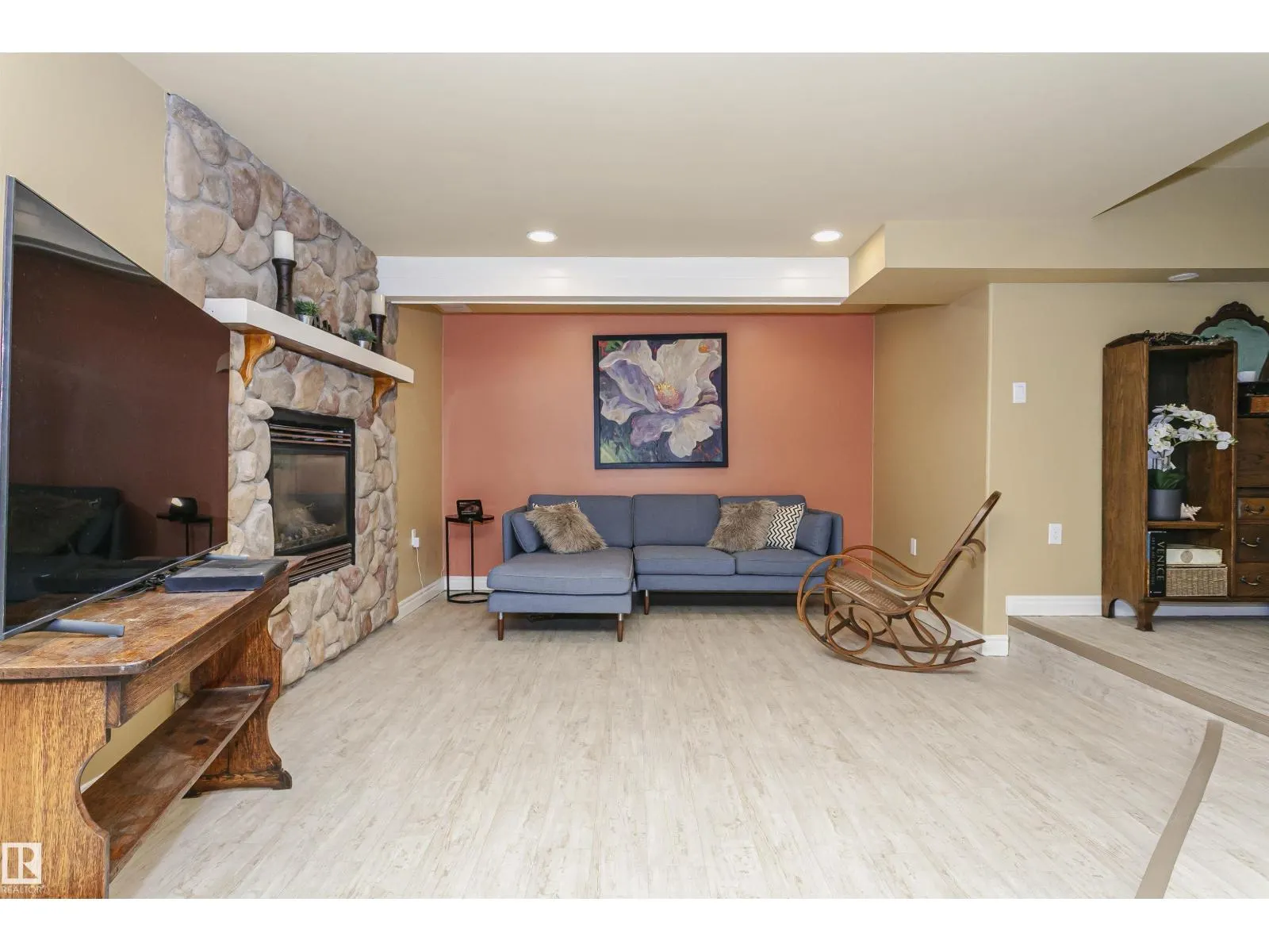 15104 42 AV NW