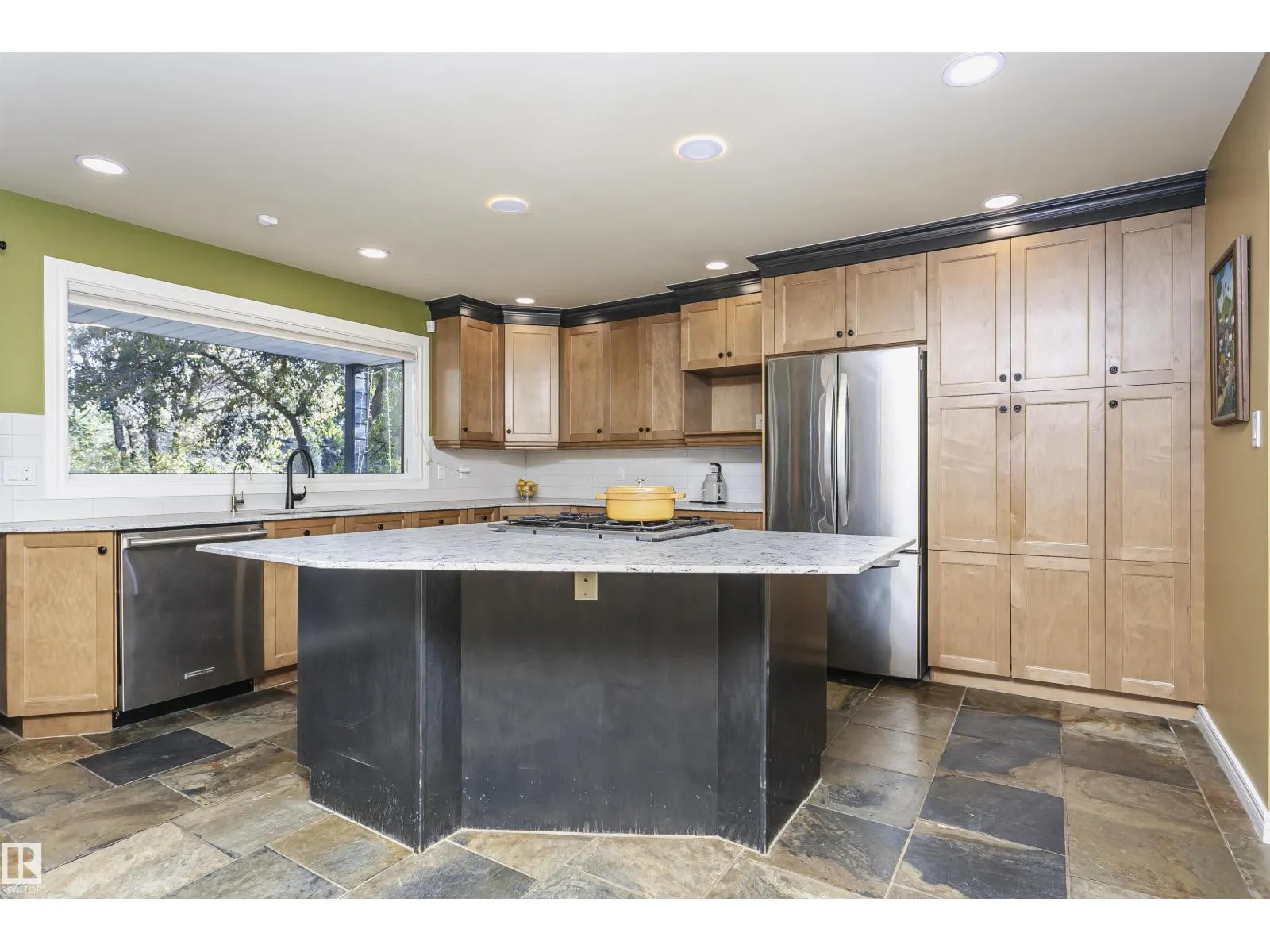 15104 42 AV NW