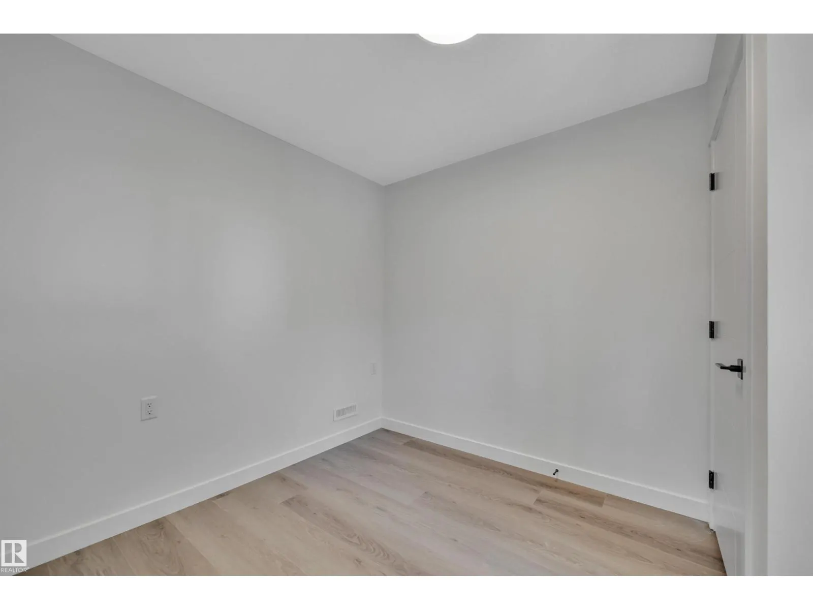 5004 45th AV