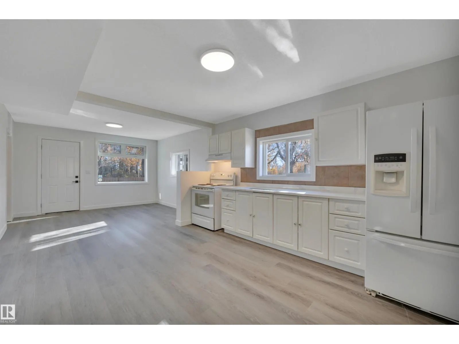 5004 45th AV