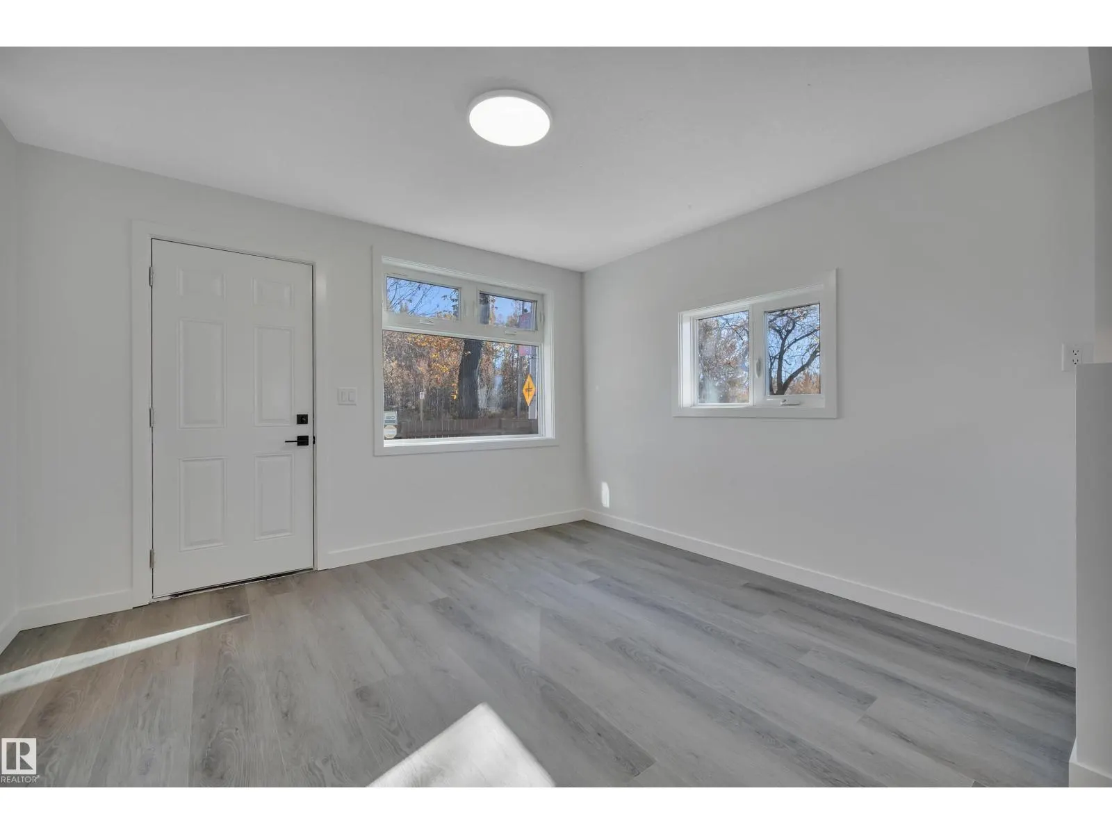 5004 45th AV