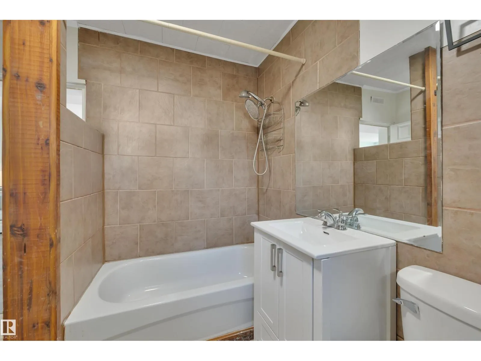5004 45th AV