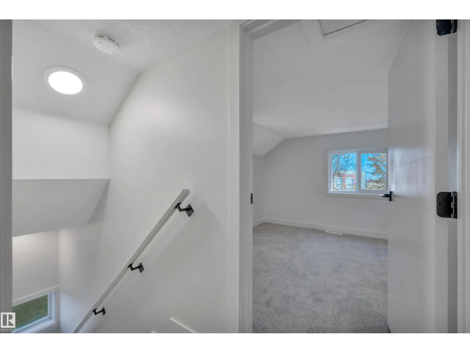 5004 45th AV